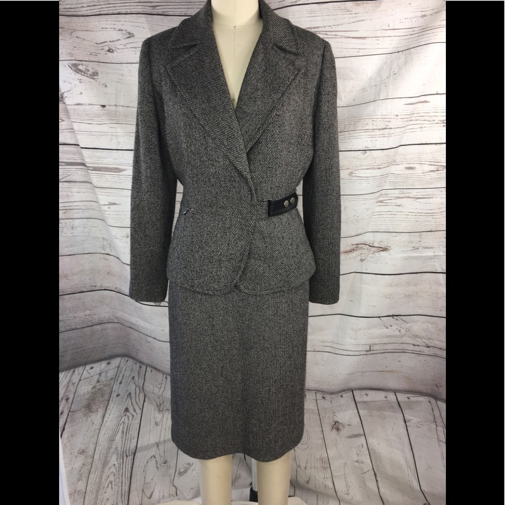 Larry Levine 2 Piece Tweed like Skirt Suit Nwt